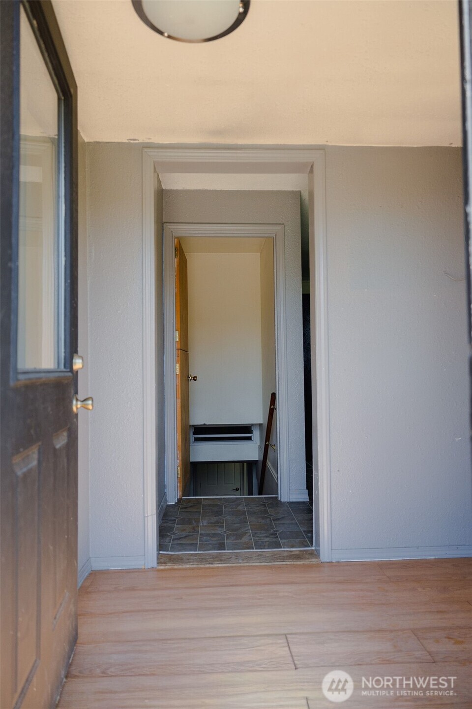 12 A Temby Road Tonasket, WA 98855 - Photo 11 of 36 a view of a hallway with wooden floor and a cabinet