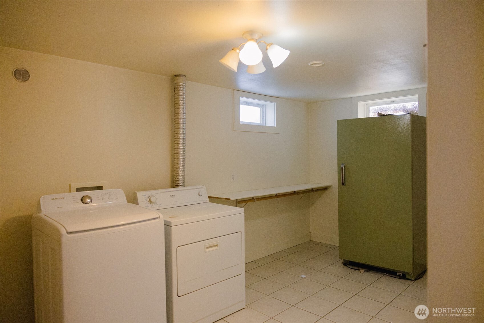 12 A Temby Road Tonasket, WA 98855 - Photo 27 of 36 a utility room with dryer and washer