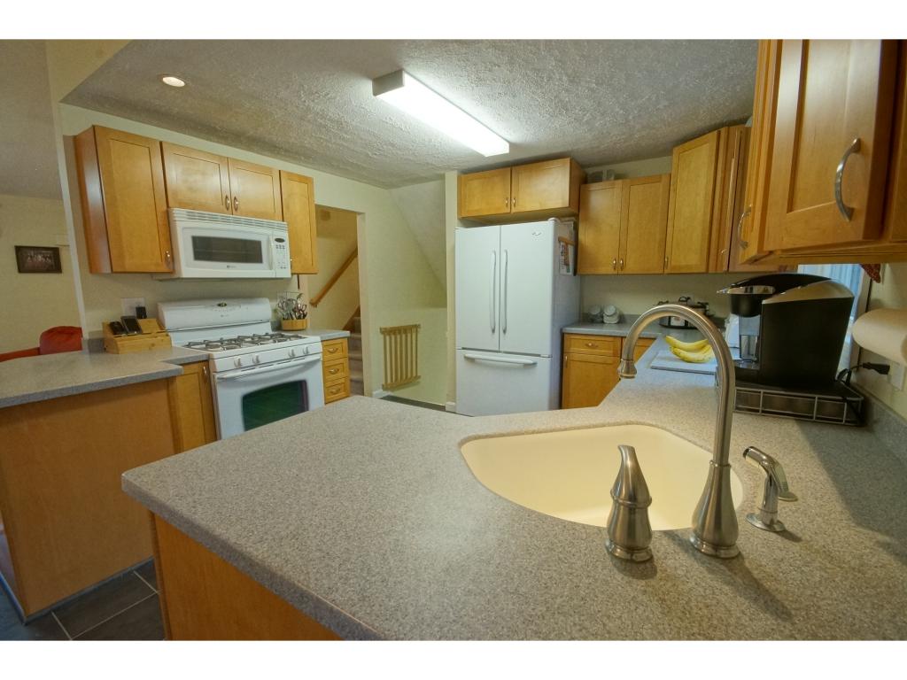 31 Montgomery Farm Road Derry, NH 03038 - Photo 3 of 32