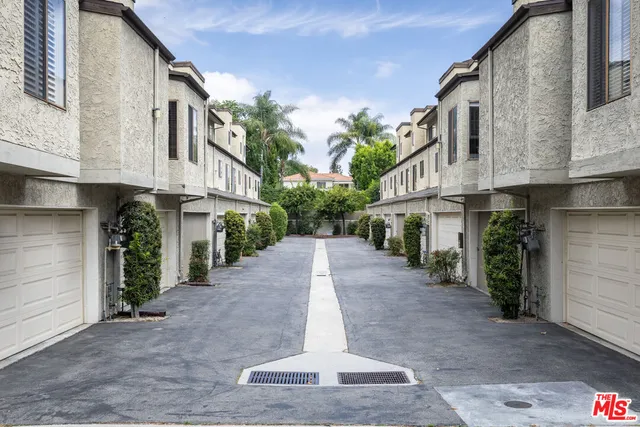 $785,000 | 12831 Moorpark Street, Unit 14, Studio City, CA 91604