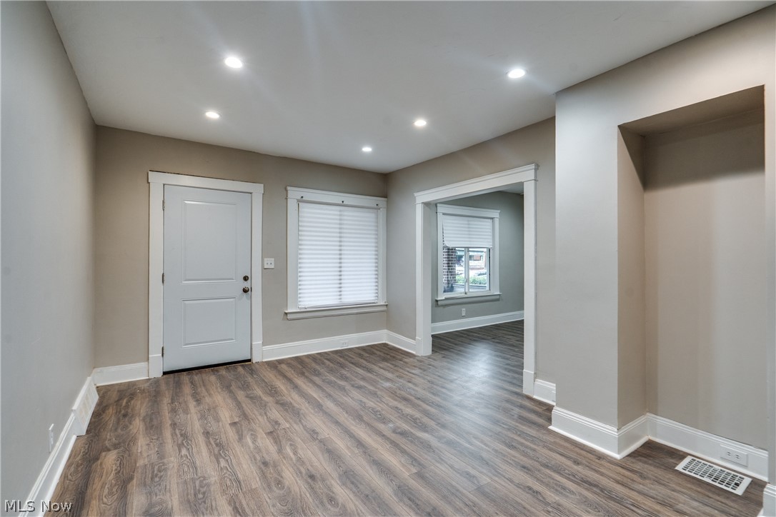934 Royal Road Cleveland, OH 44110 - Photo 3 of 17