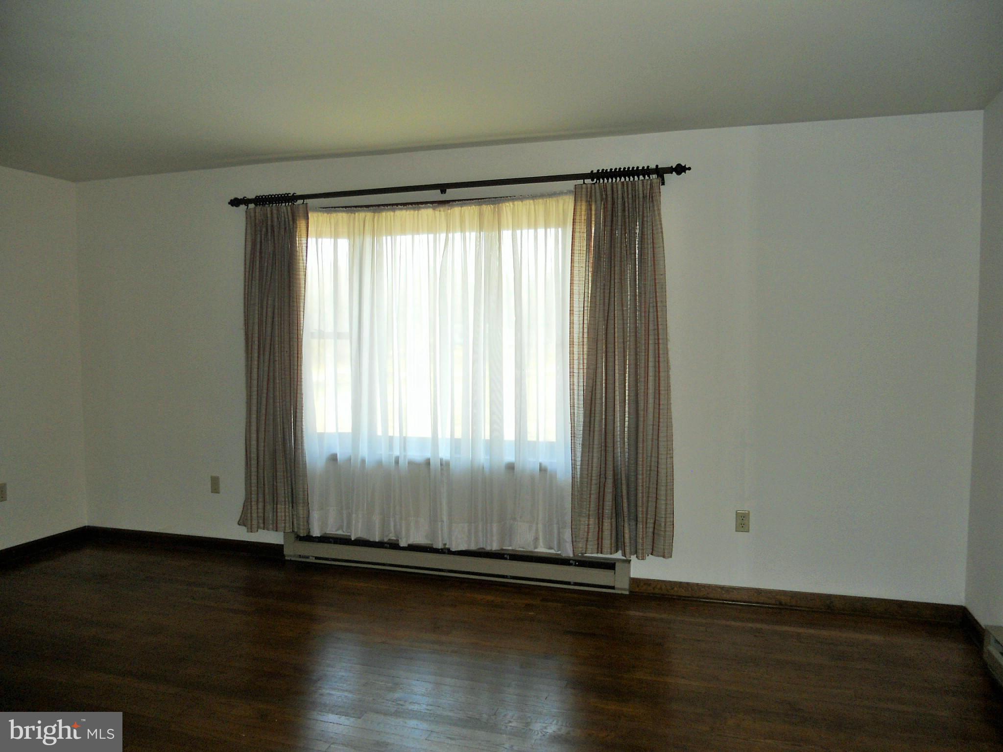1418 Pinch Valley Road Westminster, MD 21158 - Photo 8 of 21 Spacious living room for entertaining