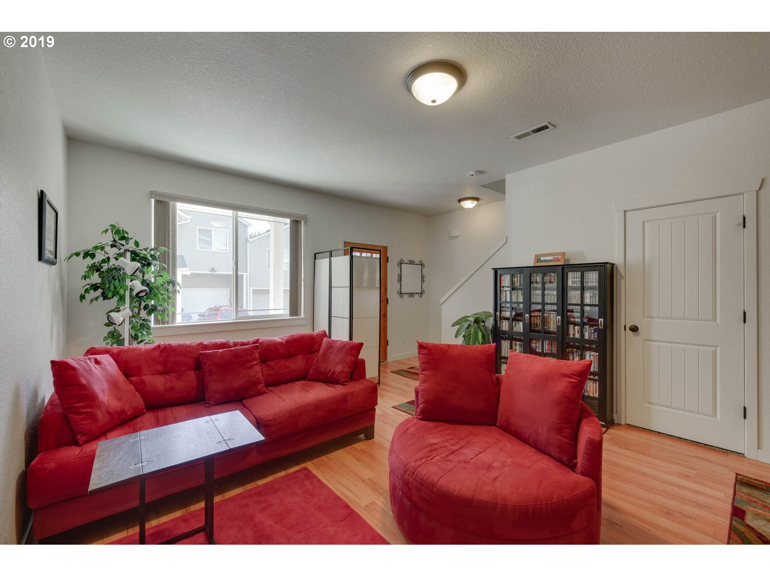 39573 Dubarko Road Sandy, OR 97055 - Photo 4 of 18 a living room with furniture