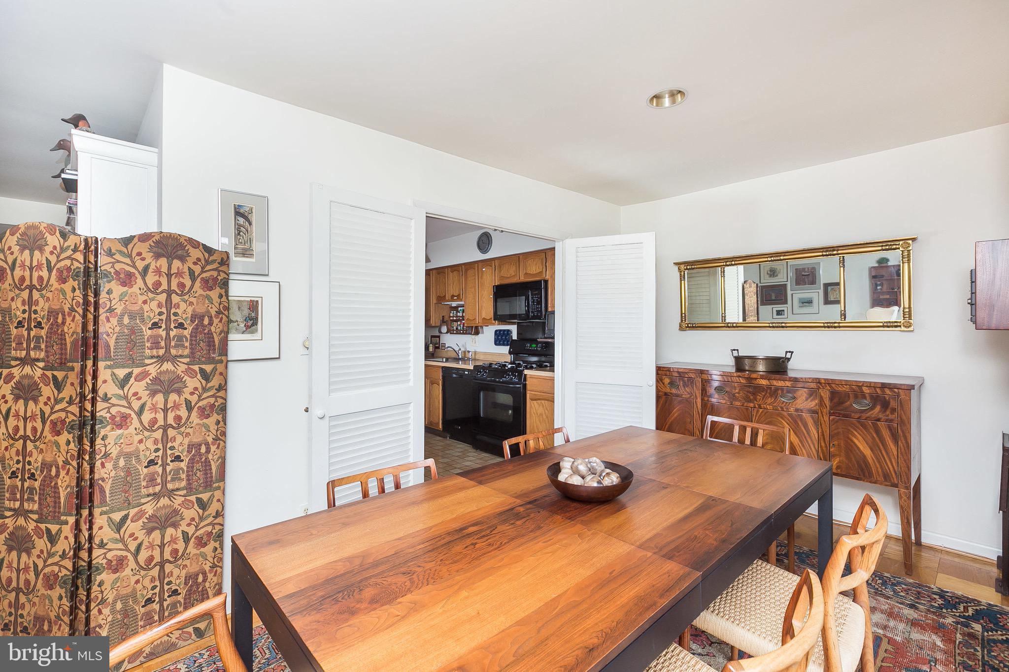 4 Cross Keys Road, Unit 4D Baltimore, MD 21210 - Photo 13 of 32 Beautiful dining room looking into the kitchen