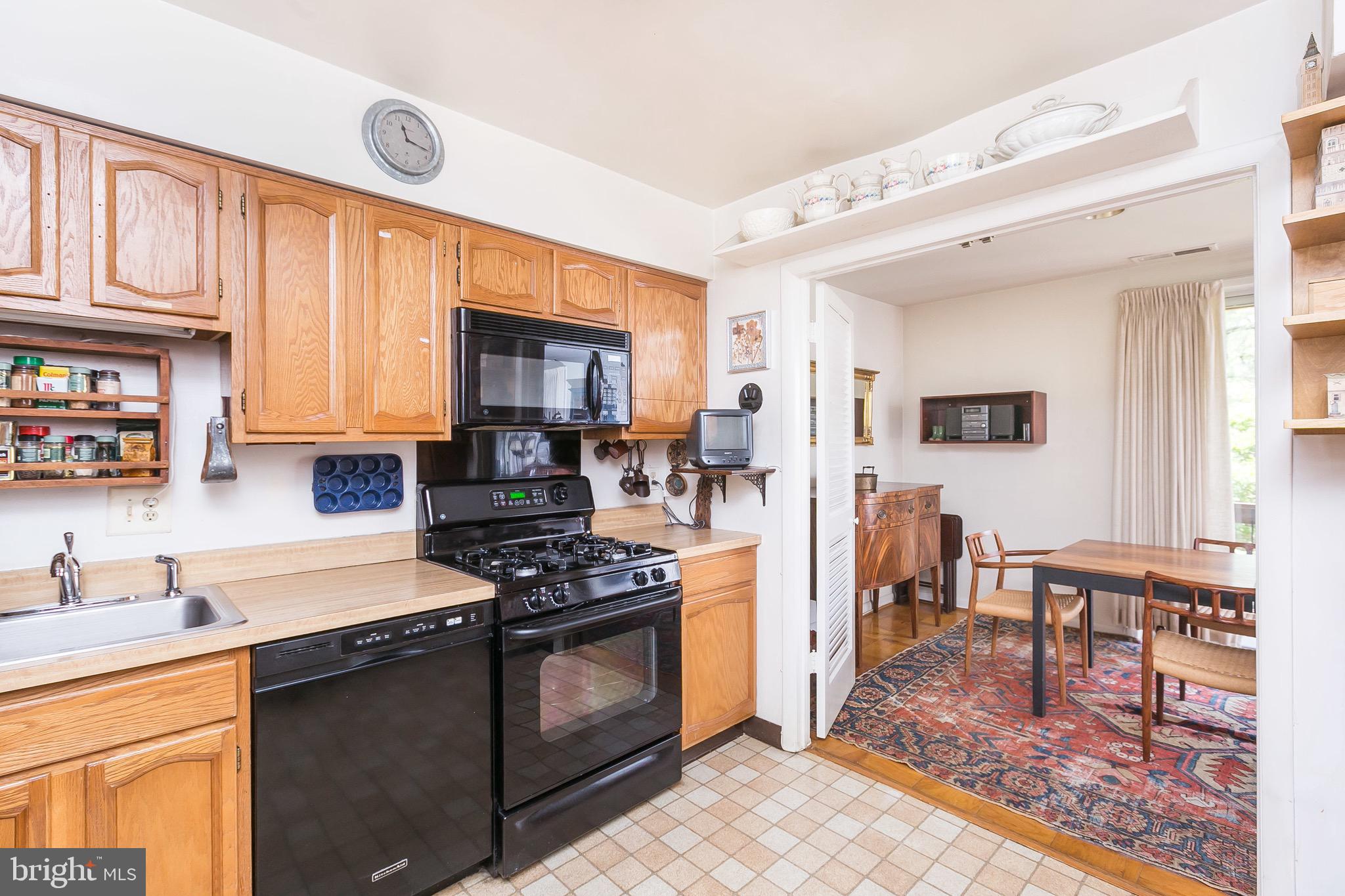 4 Cross Keys Road, Unit 4D Baltimore, MD 21210 - Photo 14 of 32 The eat-in kitchen