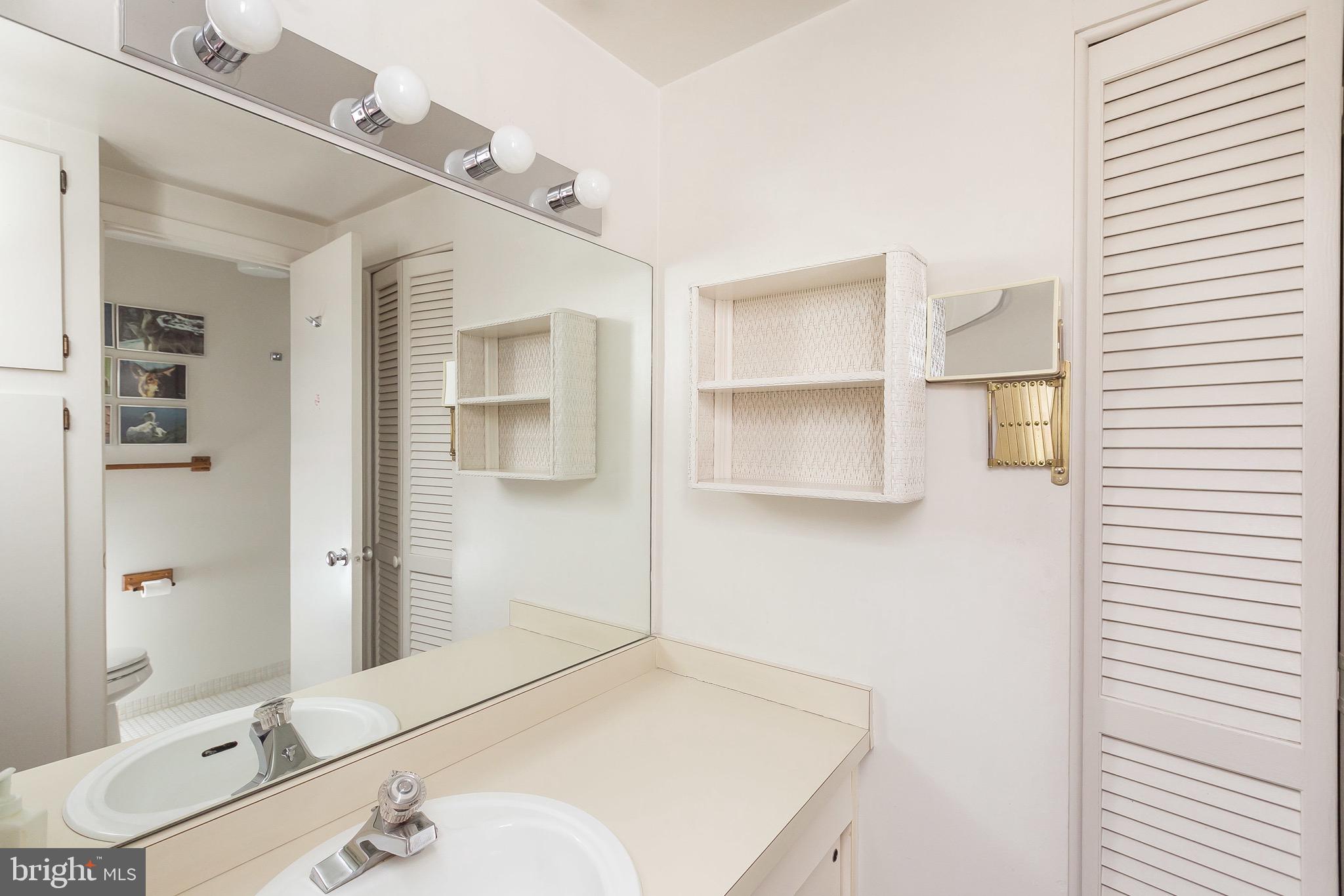 4 Cross Keys Road, Unit 4D Baltimore, MD 21210 - Photo 21 of 32 En suite full master bathroom