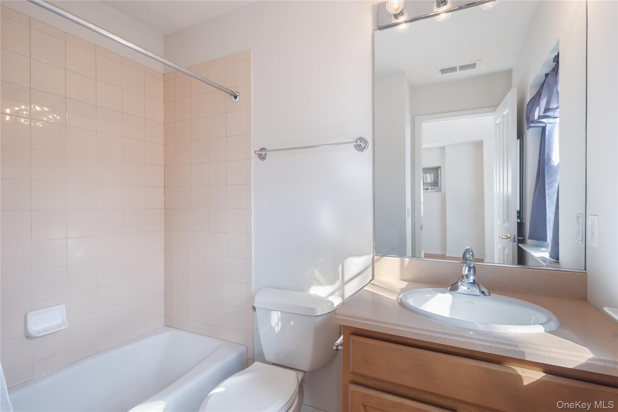 121 Northview Court Peekskill, NY 10566 - Photo 18 of 30 Ensuite bathroom to 2nd bedroom