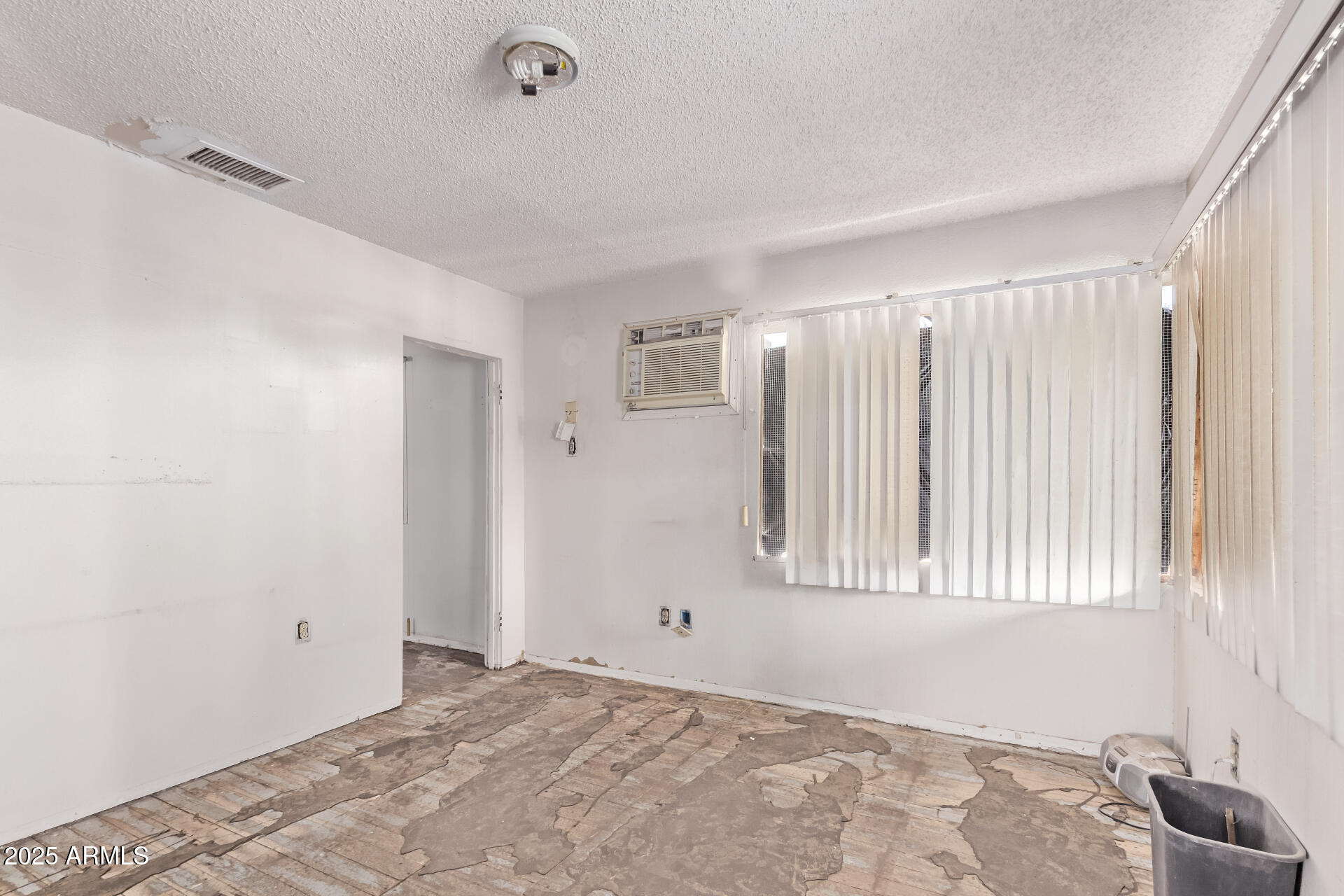 1017 East Taylor Street Phoenix, AZ 85006 - Photo 11 of 45 a view of an empty room with a window