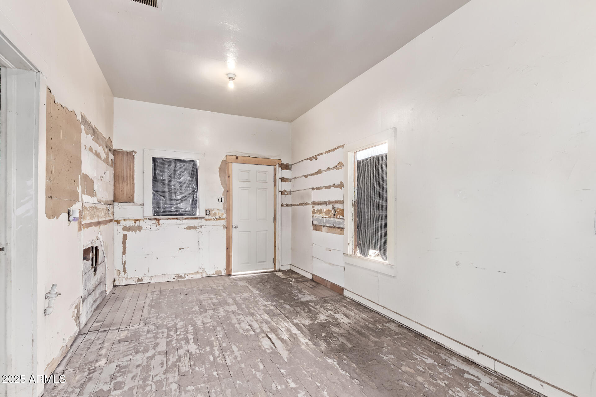 1017 East Taylor Street Phoenix, AZ 85006 - Photo 18 of 45 a view of a room with window and cabinet