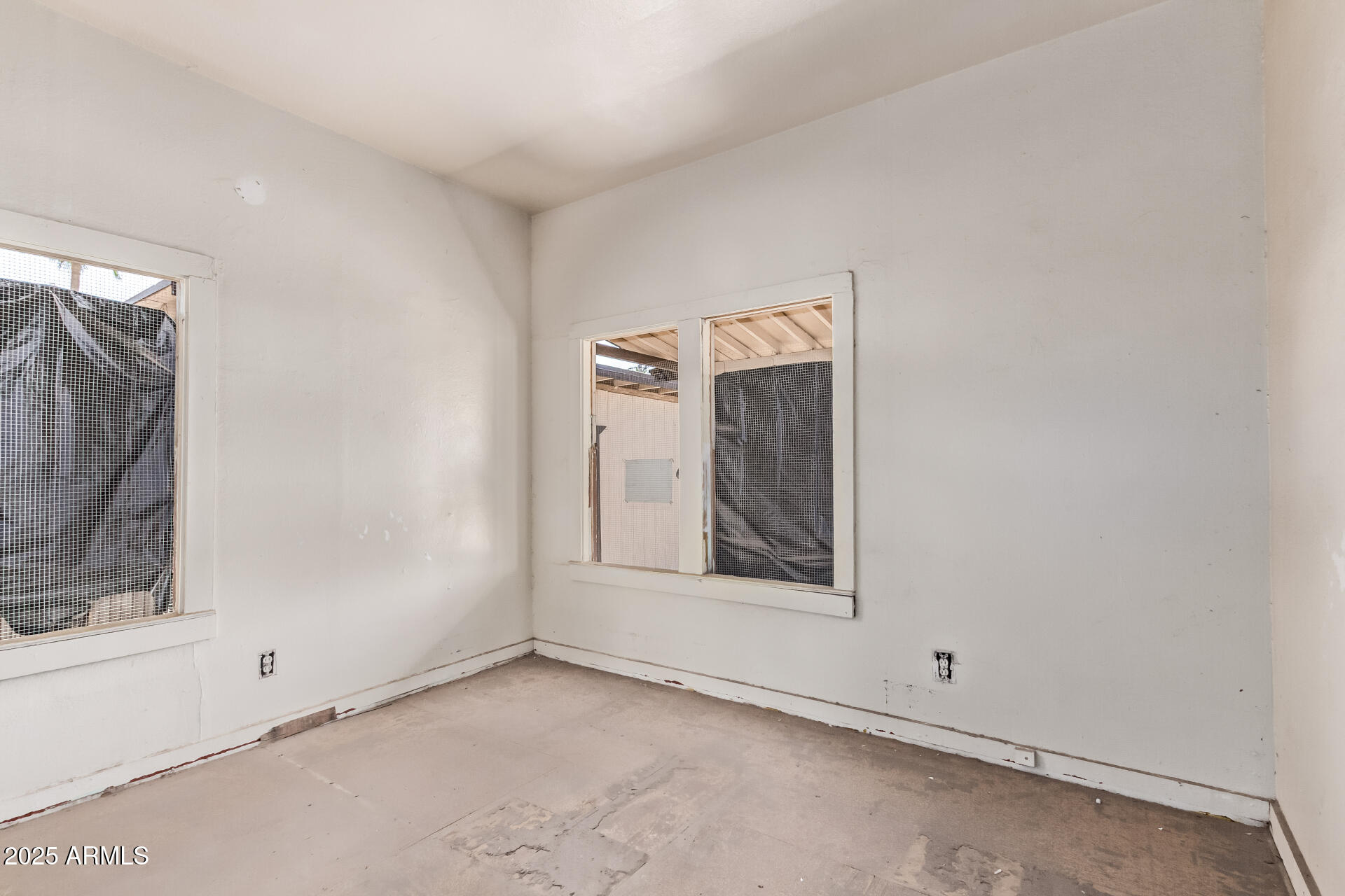 1017 East Taylor Street Phoenix, AZ 85006 - Photo 20 of 45 a view of a room that has a window in it