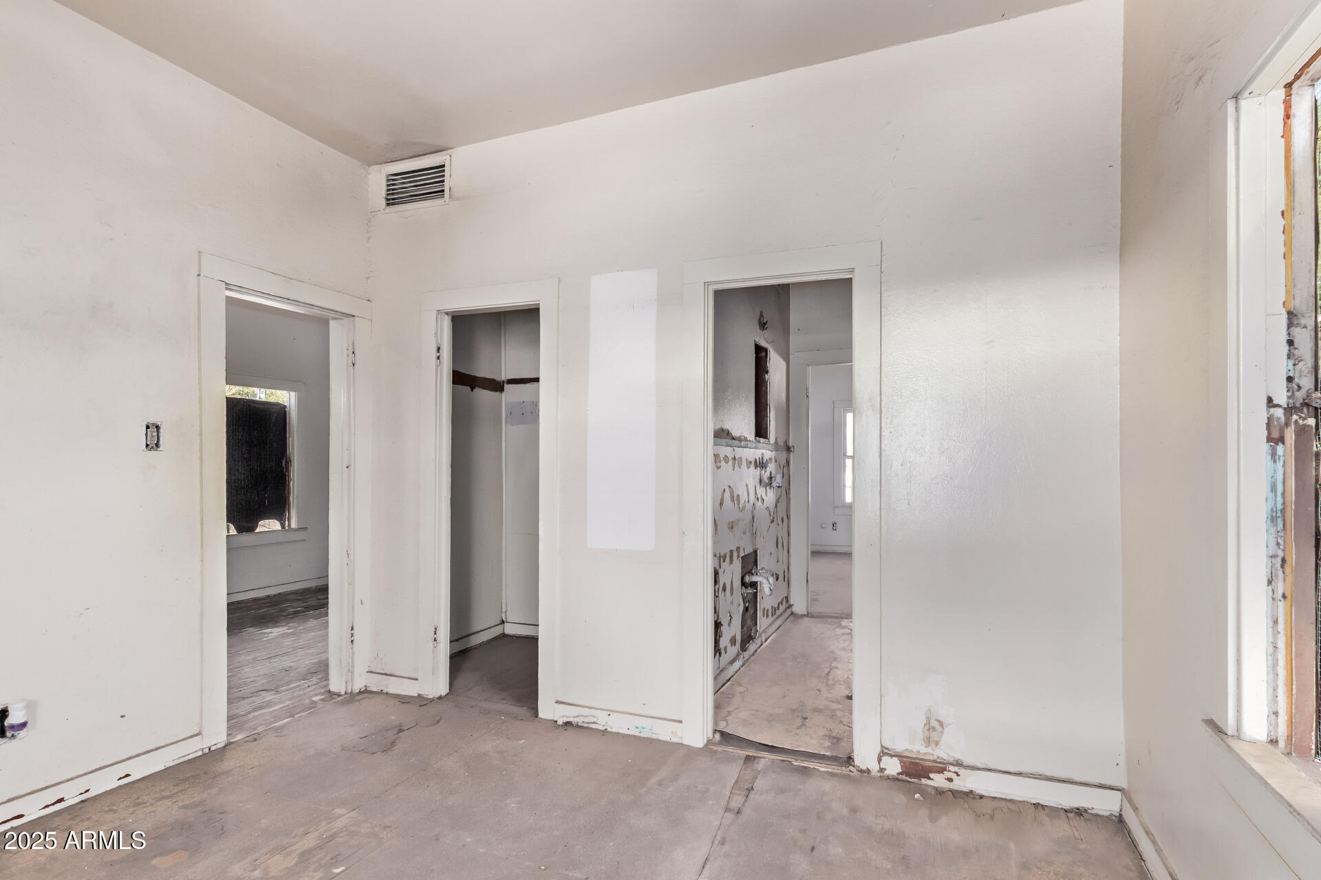 1017 East Taylor Street Phoenix, AZ 85006 - Photo 21 of 45 an empty room with windows