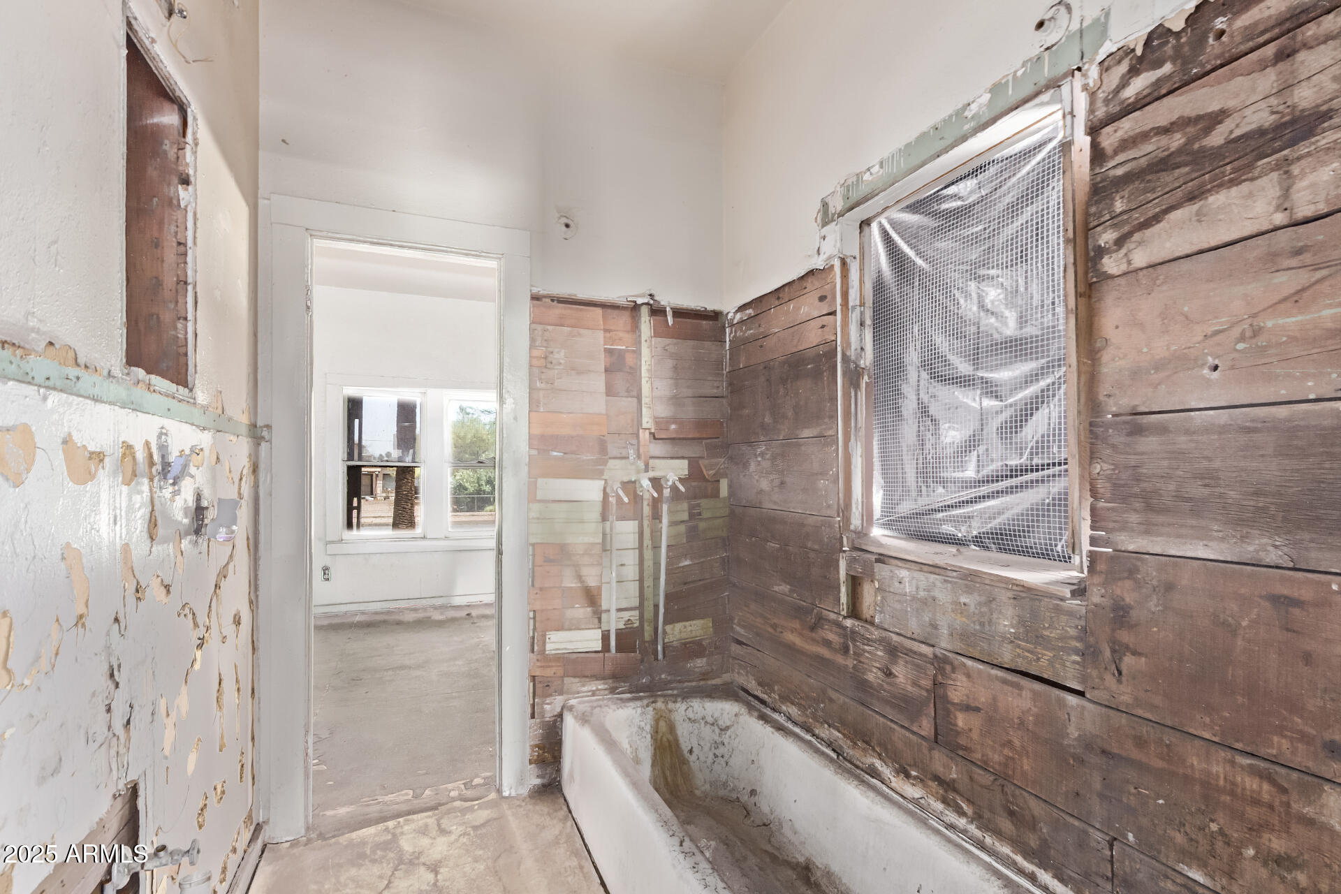 1017 East Taylor Street Phoenix, AZ 85006 - Photo 22 of 45 a bathroom with a bathtub and shower