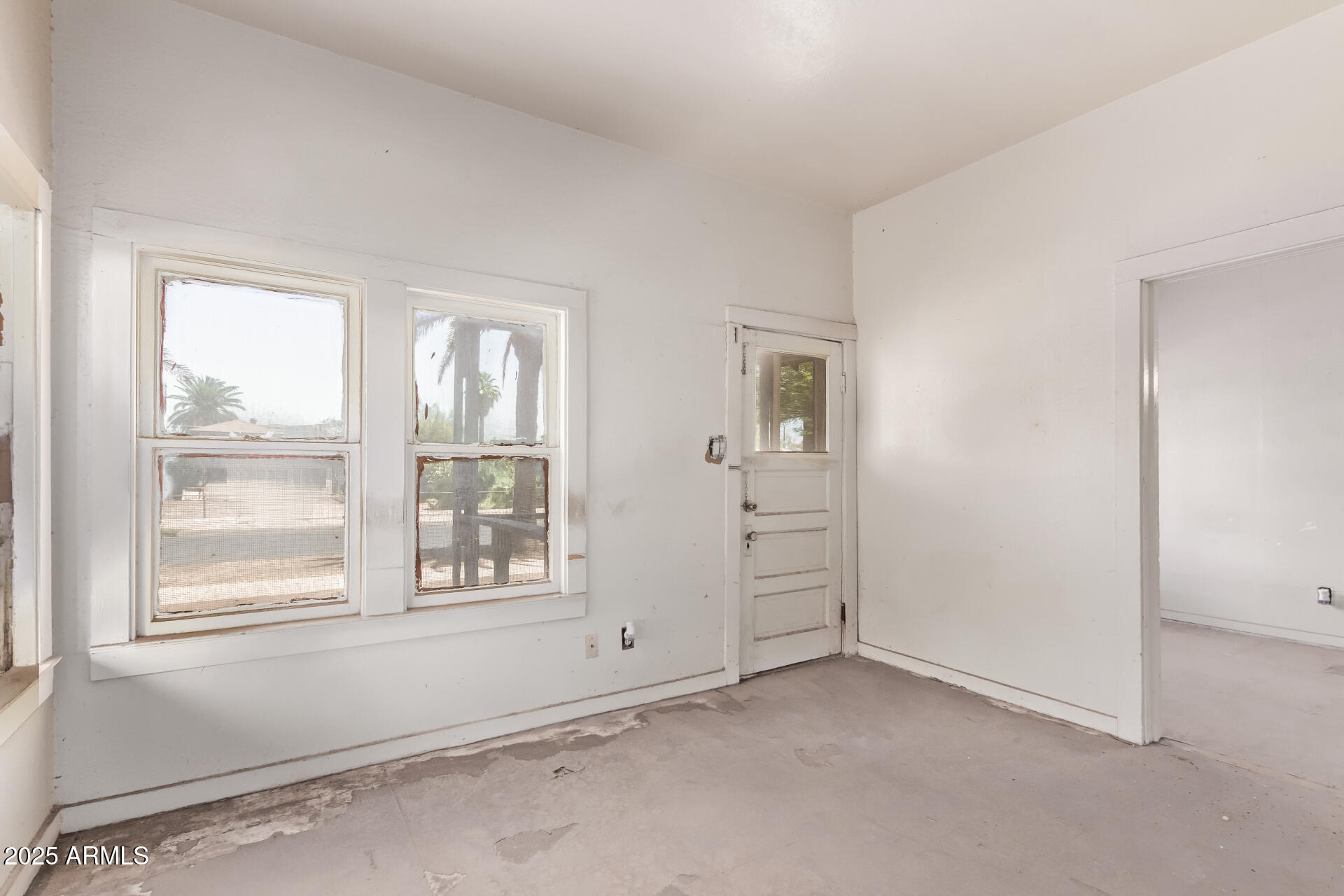 1017 East Taylor Street Phoenix, AZ 85006 - Photo 23 of 45 an empty room with windows and closet
