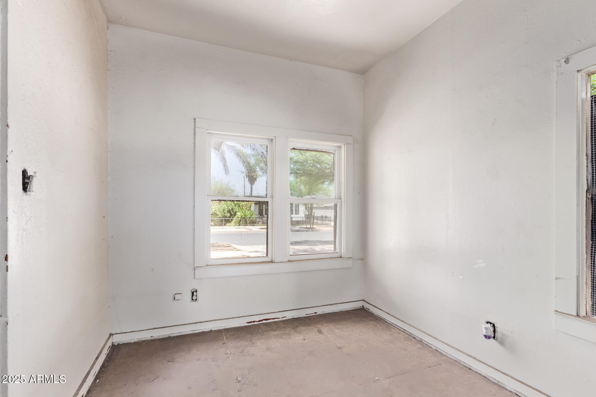 1017 East Taylor Street Phoenix, AZ 85006 - Photo 26 of 45 an empty room with a window