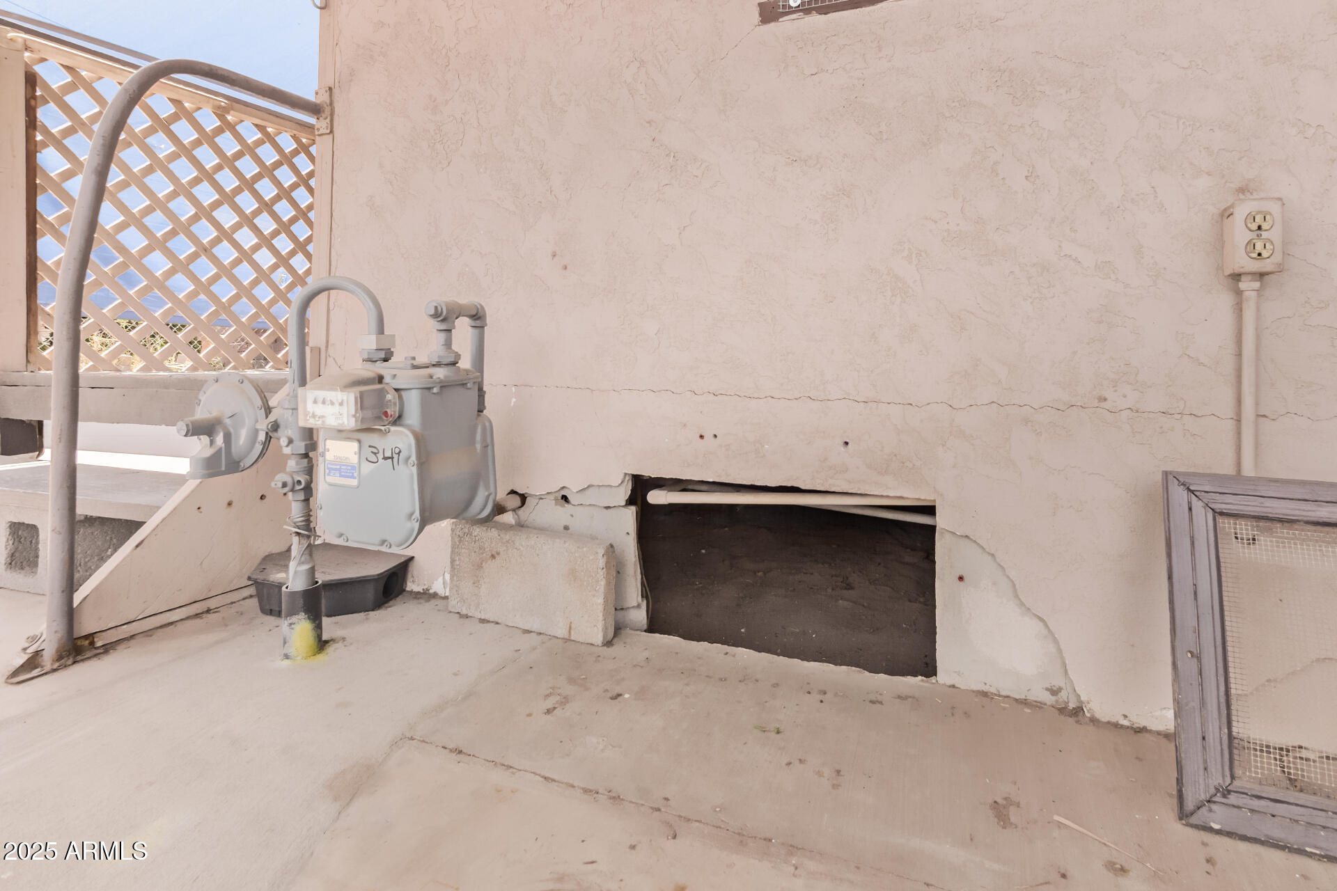 1017 East Taylor Street Phoenix, AZ 85006 - Photo 29 of 45 a room with a fireplace and painted walls
