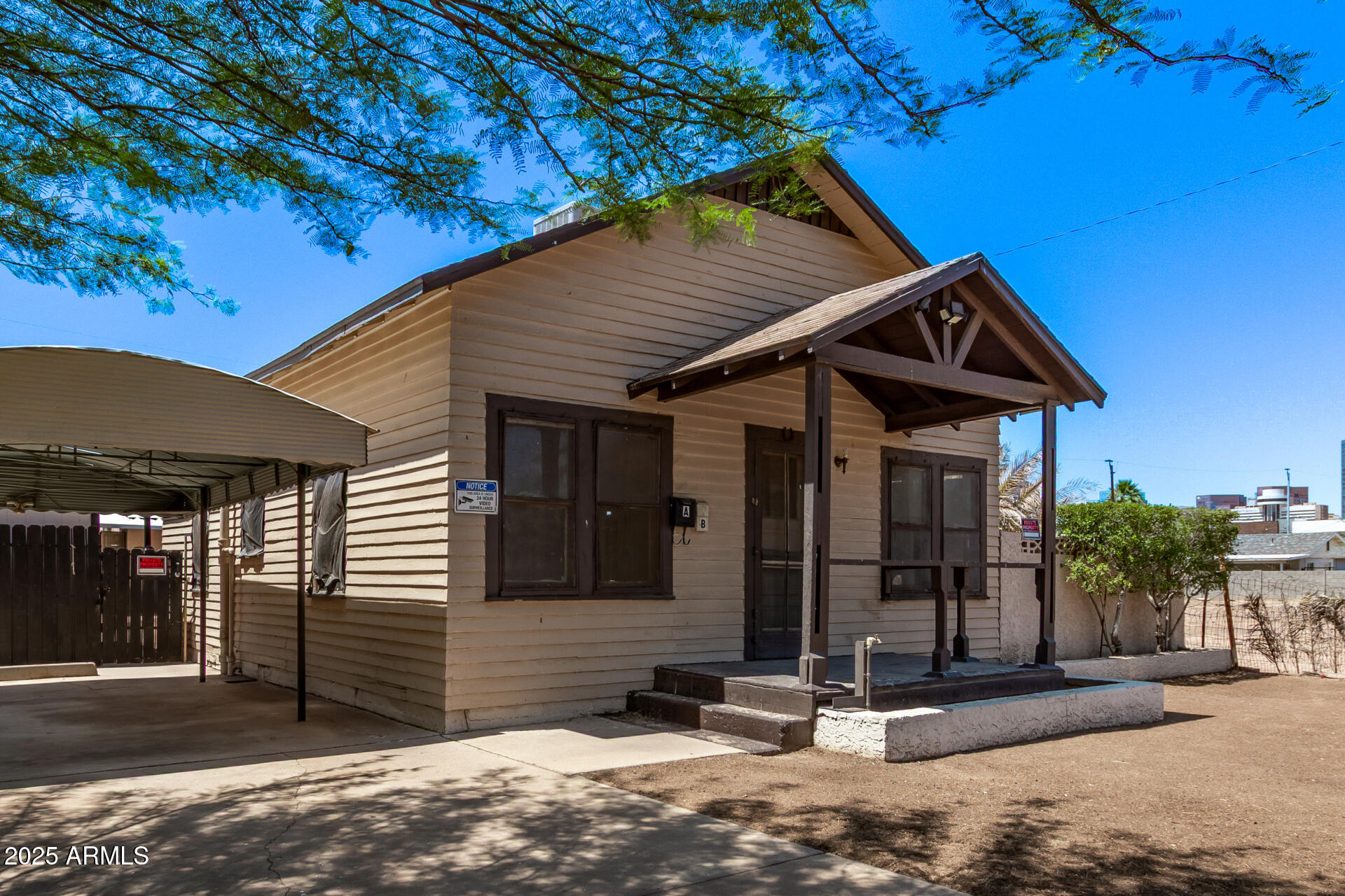 1017 East Taylor Street Phoenix, AZ 85006 - Photo 5 of 45 a front view of a house with garden