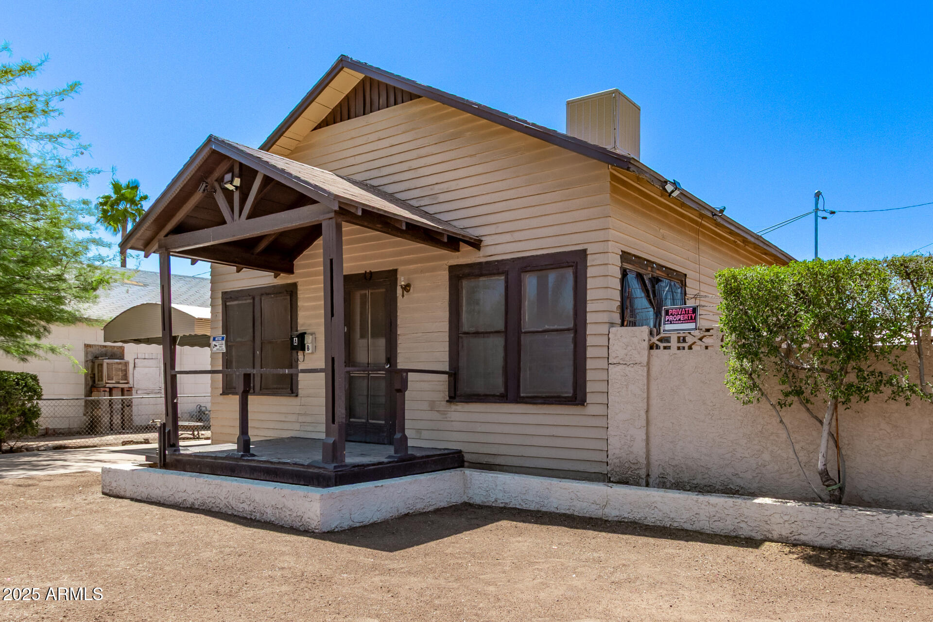 1017 East Taylor Street Phoenix, AZ 85006 - Photo 7 of 45 a front view of a house with garden