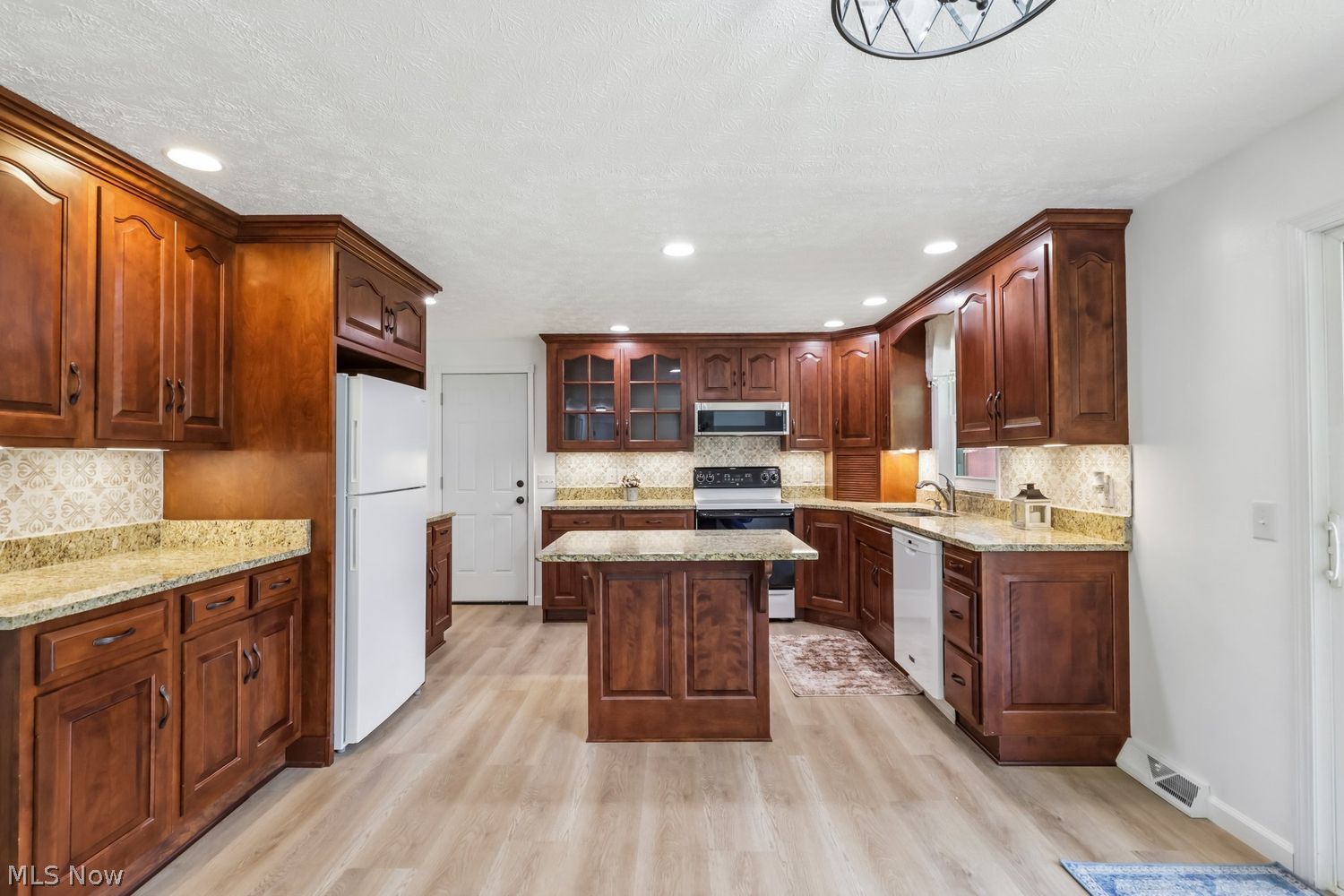 8965 Corbett Road Diamond, OH 44412 - Photo 9 of 48