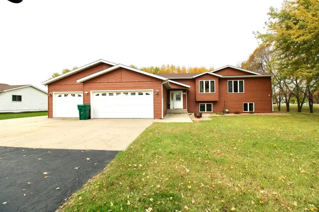 $470,000 | 1250 76th Avenue South, Fargo, ND 58104