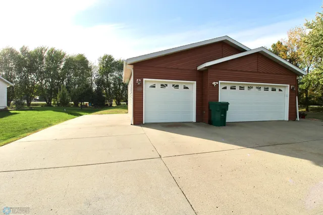 $470,000 | 1250 76th Avenue South, Fargo, ND 58104