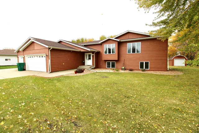 $470,000 | 1250 76th Avenue South, Fargo, ND 58104