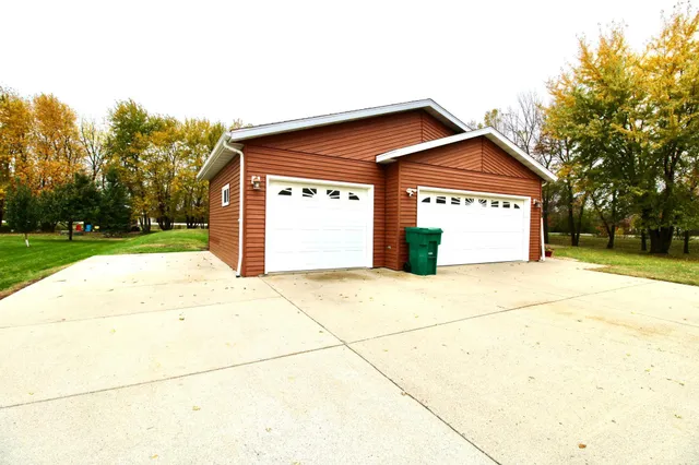 $470,000 | 1250 76th Avenue South, Fargo, ND 58104