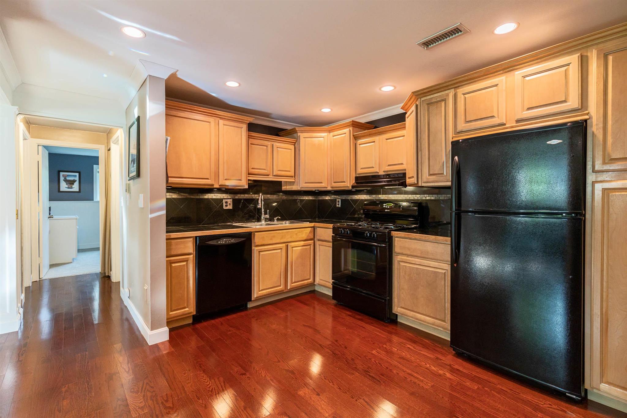4 Brookside Drive, Unit 4 Exeter, NH 03833 - Photo 9 of 35 Gallery Image 9