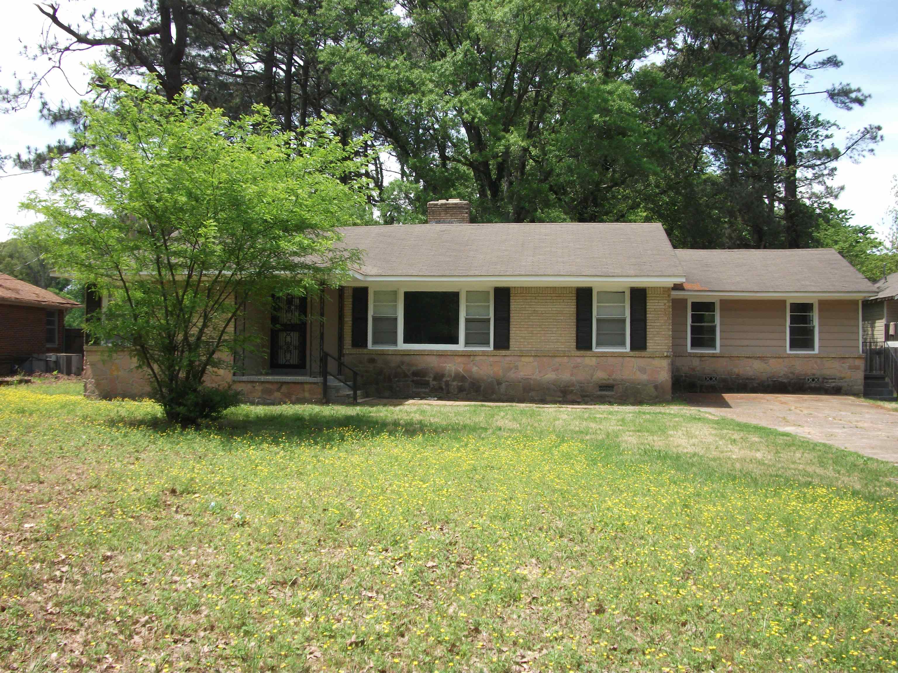 4029 Orleans Road Memphis, TN 38116 - Photo 1 of 11 a front view of a house with a garden
