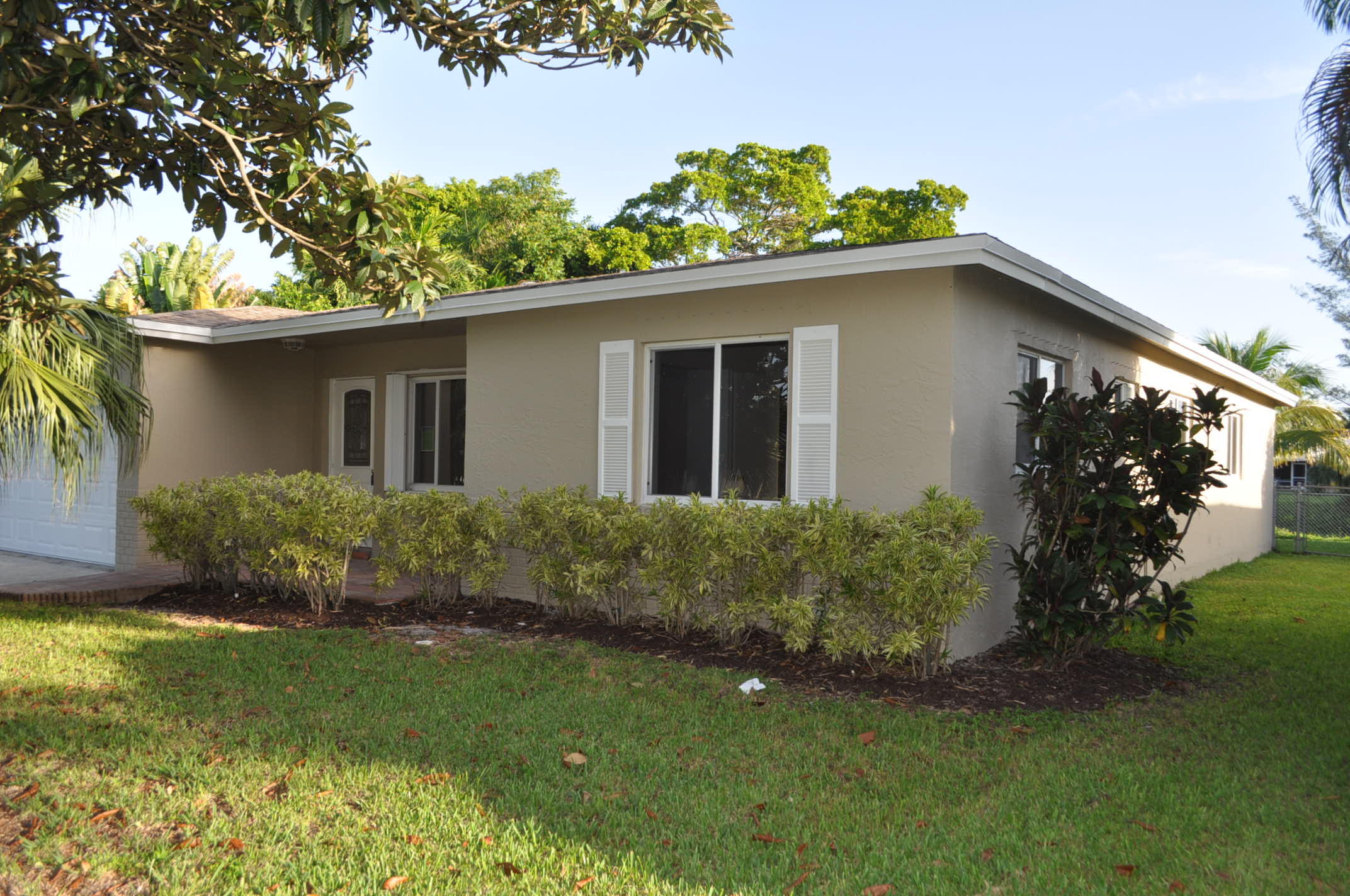 10865 Gable Street Boca Raton, FL 33428 - Photo 3 of 21 Right Side