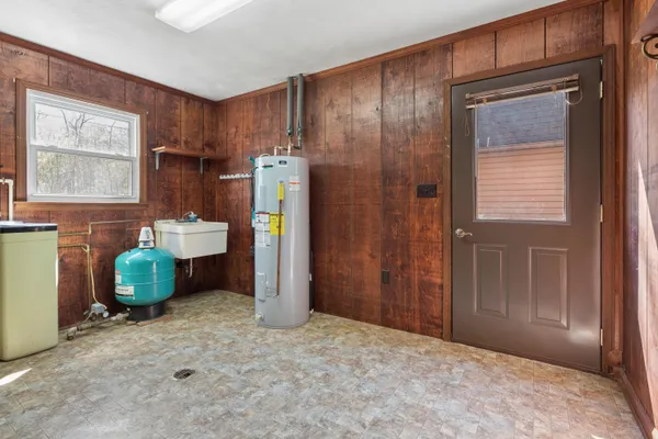 a view of entryway with bathroom