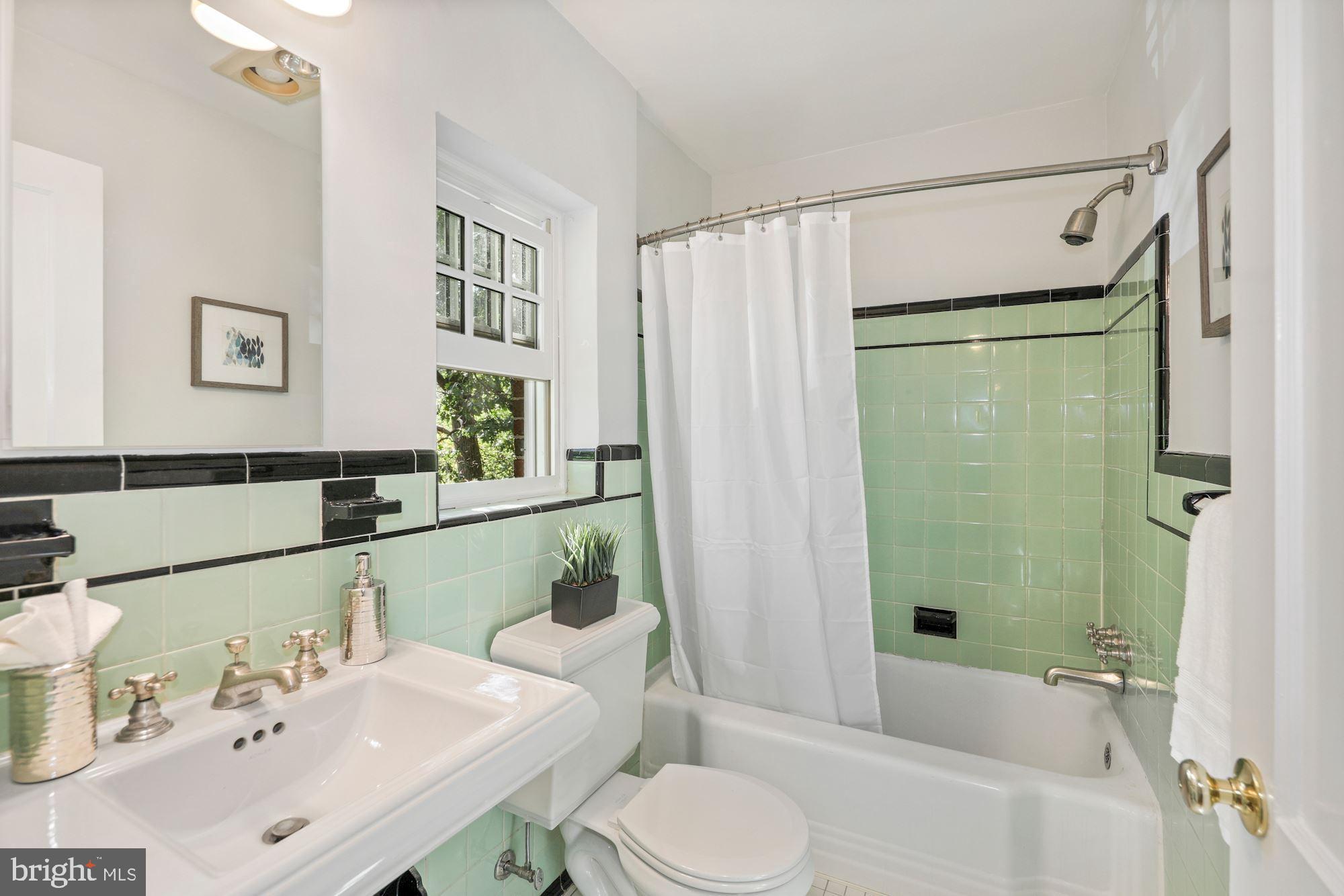 9000 Walden Road Silver Spring, MD 20901 - Photo 19 of 59 Top floor hall bath