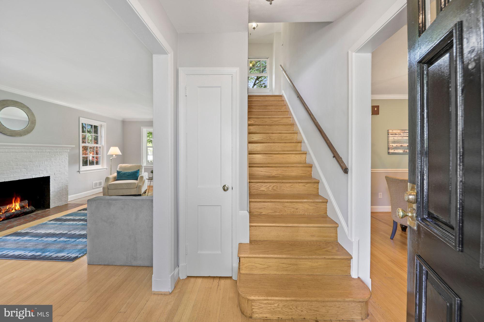 9000 Walden Road Silver Spring, MD 20901 - Photo 4 of 59 Entrance to center stair Colonial