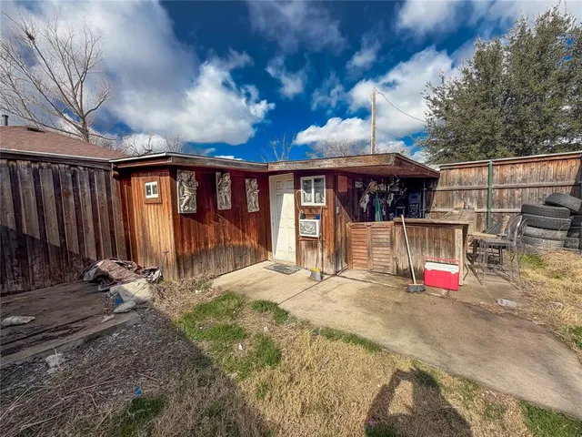 a view of a backyard