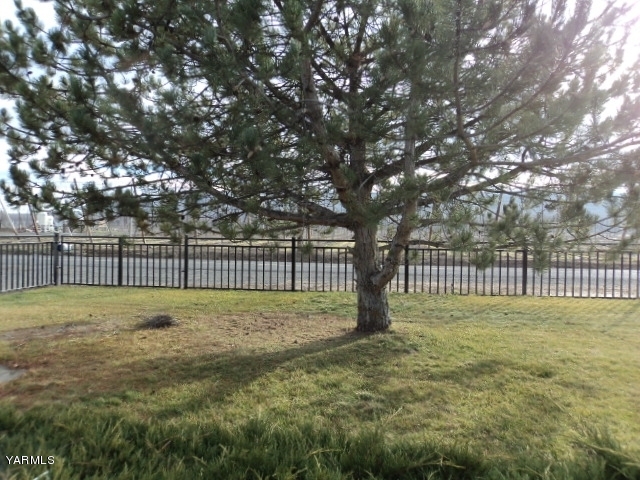 6701 East Beauchene Road Moxee, WA 98936 - Photo 2 of 27 a view of a fence
