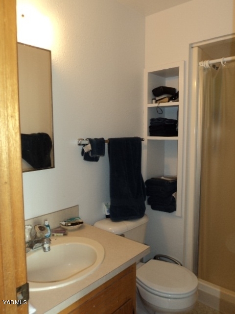 6701 East Beauchene Road Moxee, WA 98936 - Photo 11 of 27 a bathroom with a sink toilet and shower