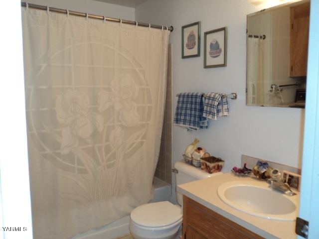 6701 East Beauchene Road Moxee, WA 98936 - Photo 14 of 27 a bathroom with a sink toilet and shower