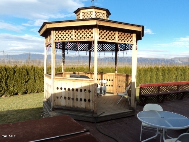 6701 East Beauchene Road Moxee, WA 98936 - Photo 20 of 27 a view of a chairs and table in the patio