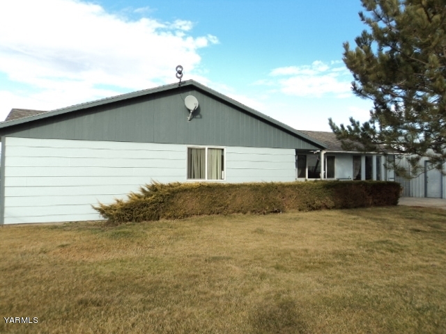 6701 East Beauchene Road Moxee, WA 98936 - Photo 3 of 27 a front view of a house with a yard