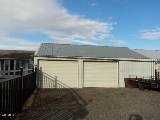 6701 East Beauchene Road Moxee, WA 98936 - Photo 22 of 27 a view of a car garage