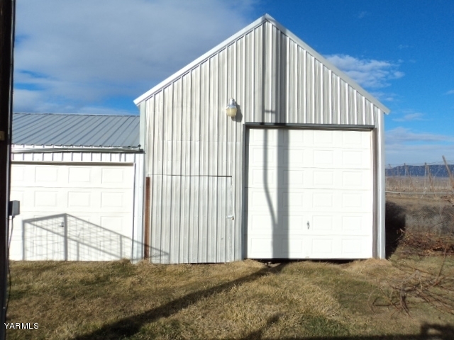 6701 East Beauchene Road Moxee, WA 98936 - Photo 25 of 27 a view of a black and white wall
