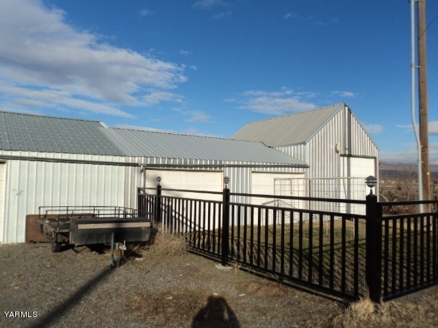 6701 East Beauchene Road Moxee, WA 98936 - Photo 26 of 27 a view of a roof deck