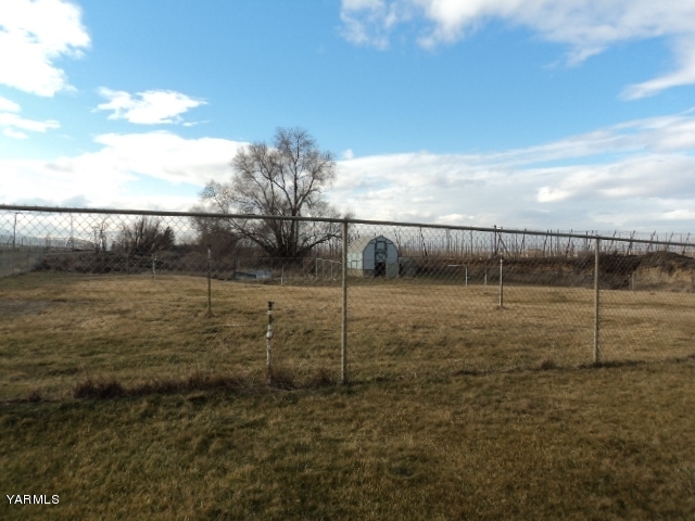 6701 East Beauchene Road Moxee, WA 98936 - Photo 27 of 27 a view of a backyard