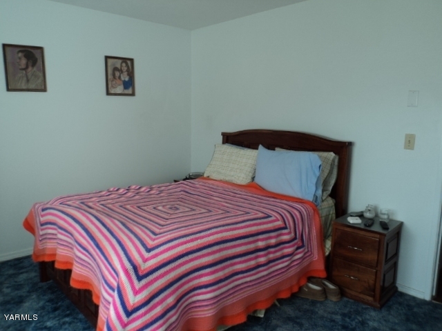 6701 East Beauchene Road Moxee, WA 98936 - Photo 10 of 27 a bedroom with a bed and a lamp on dresser