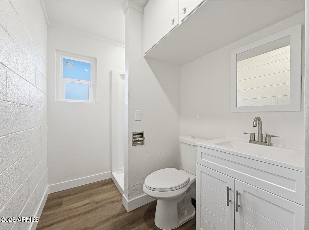 513 East Hatcher Road, Unit 7 Phoenix, AZ 85020 - Photo 3 of 7 a bathroom with a toilet a sink a vanity and window