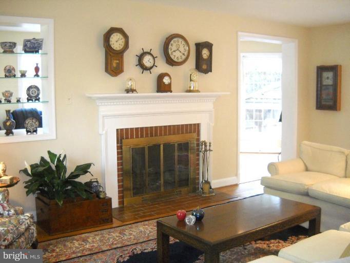 4604 Saul Road Bethesda, MD 20814 - Photo 21 of 30 Living Room