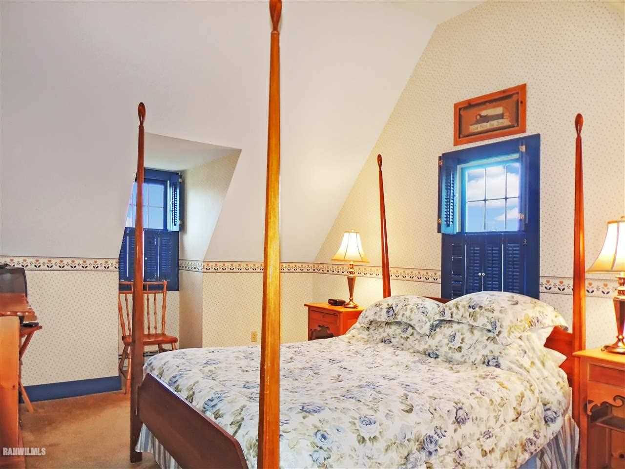 21 Thatcher Lane Galena, IL 61036 - Photo 18 of 25 a very nice looking bedroom with a bed