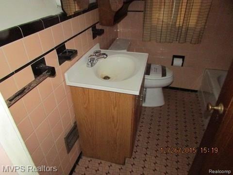 9917 Yorkshire Road Detroit, MI 48224 - Photo 7 of 11 img_8125.jpg