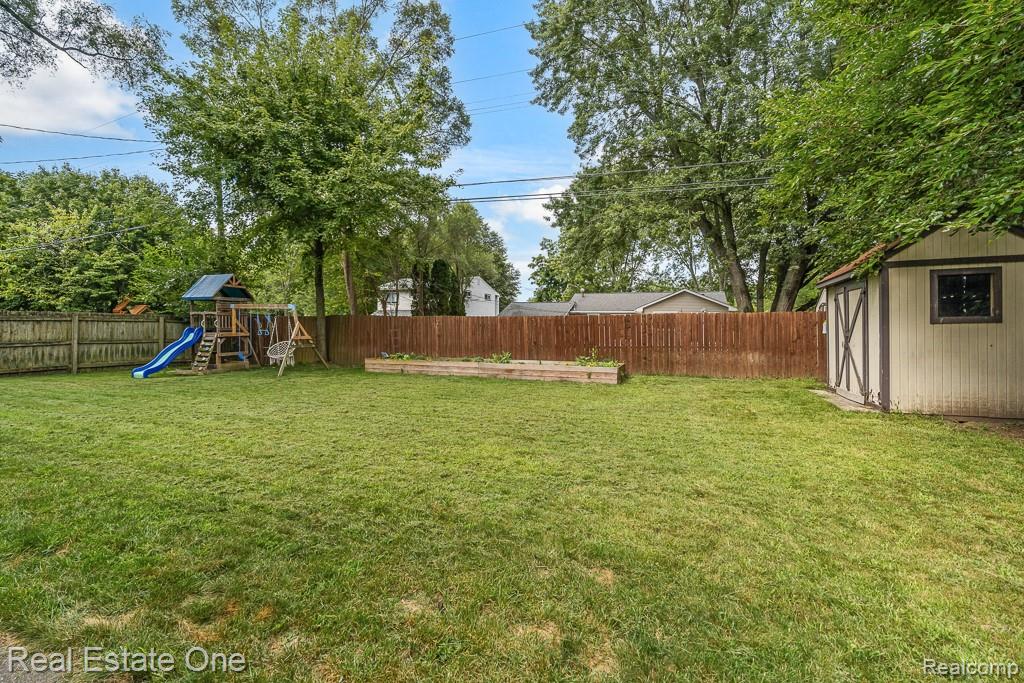 2460 Emmons Avenue Rochester Hills, MI 48307 - Photo 38 of 45