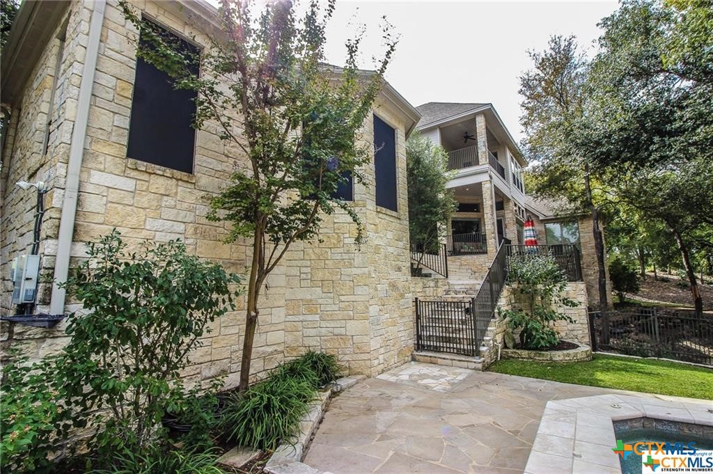 10286 Hartrick Bluff Road Temple, TX 76502 - Photo 5 of 46 a front view of a house with garden