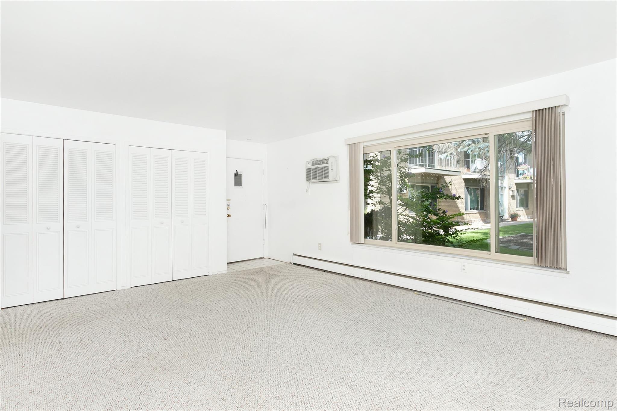 2655 East Maple Road, Unit 1 Birmingham, MI 48009 - Photo 4 of 17 Living room